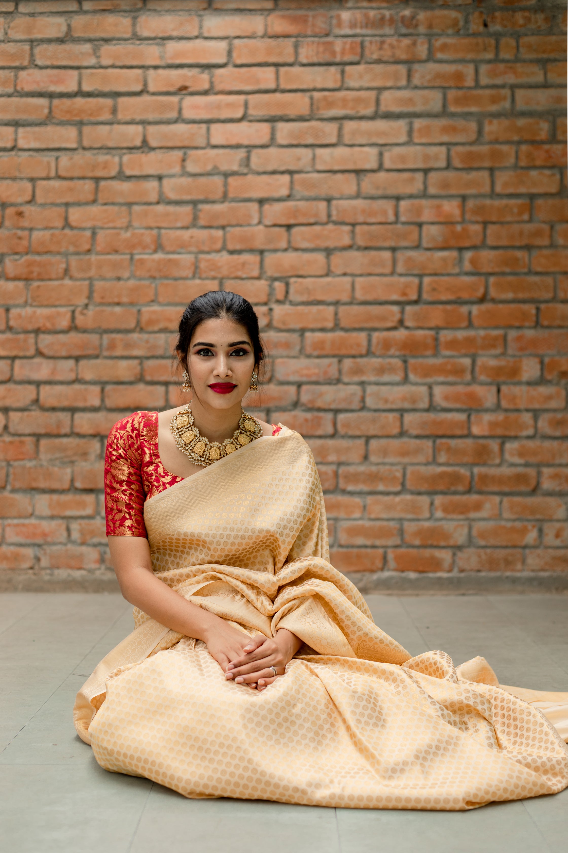 Elegant Sarees for Women | Traditional Indian Sari Collection | Almaari  Fashion